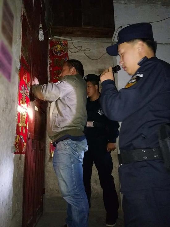 通辽粗心妈妈误将幼女锁家中 