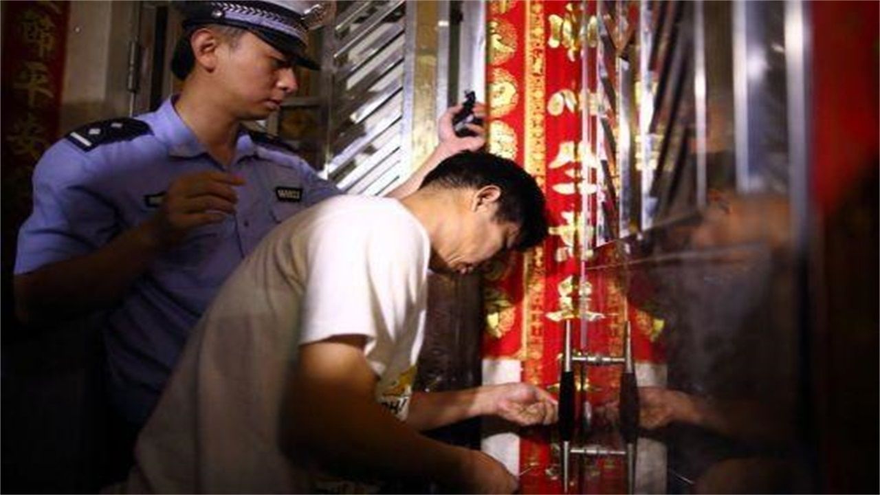通辽请开锁师傅开了锁后，师傅